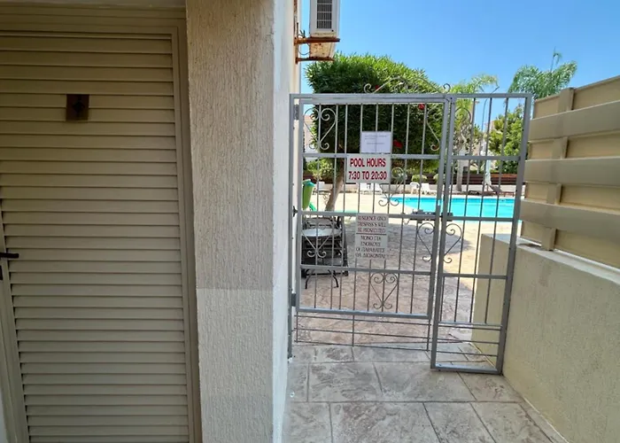 Private At Aristo Universe Iii With Pool 아파트 파포스